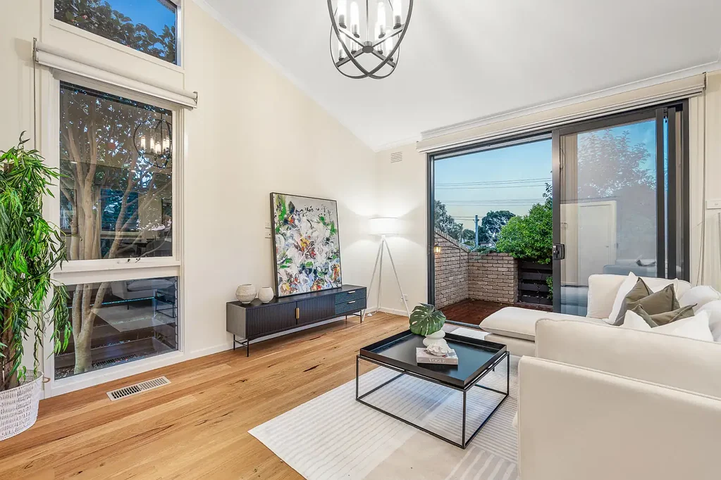 Templestowe Lower 3房 现代翻新住宅 木地板 高挑天花板 室内外连接 时尚厨房 石制台面 主套房套间 家庭浴室景观 私人庭院 停车位 交通便捷 Stylish Modern Living in a Prime Templestowe Lower Setting