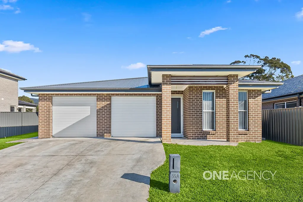 MODERN FAMILY LIVING BACKING ONTO PEACEFUL ROBINS CREEK