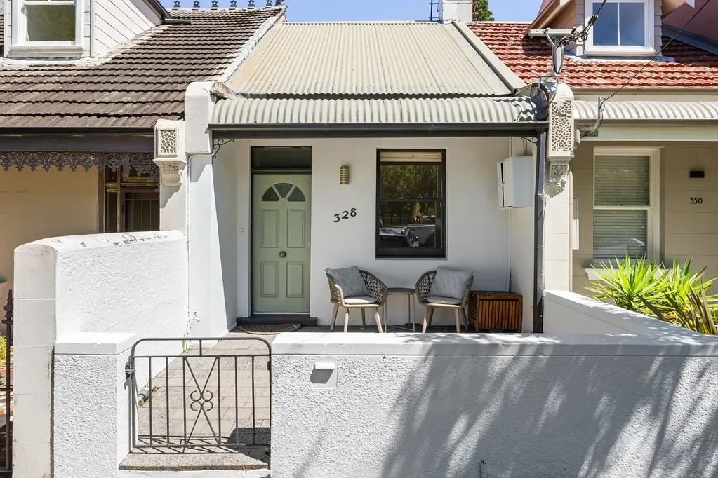 Annandale 2房  Single-level terrace with exciting potential for redesign and extension