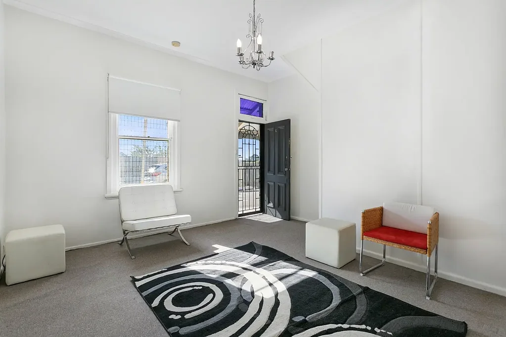 Clean oversized one bedroom, plus study!