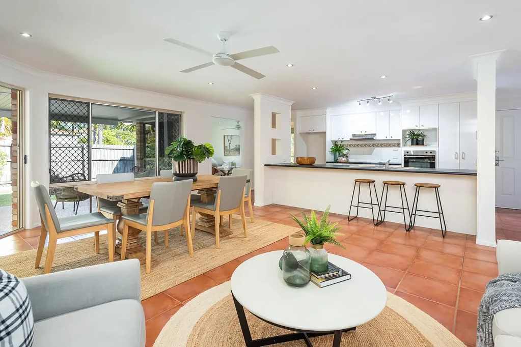 Molendinar 5房  Move-In Ready, Spacious Family Living in Sought-After Crestwood
