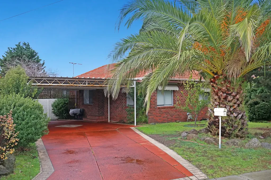 Neat and Tidy house in quiet location close to Transport & Shops!