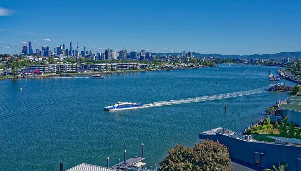 Hamilton 3房  河滨奢华，尽享壮丽河景、城市风光与山峦景色  Exceptional Riverfront Luxury with Spectacular River, City & Mountain Vistas