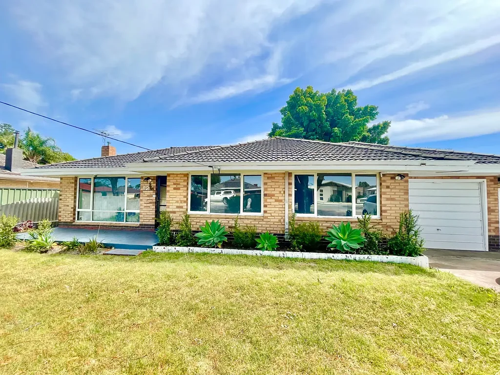 Cozy 3 x1 Home with Beautiful Wooden Floorboards