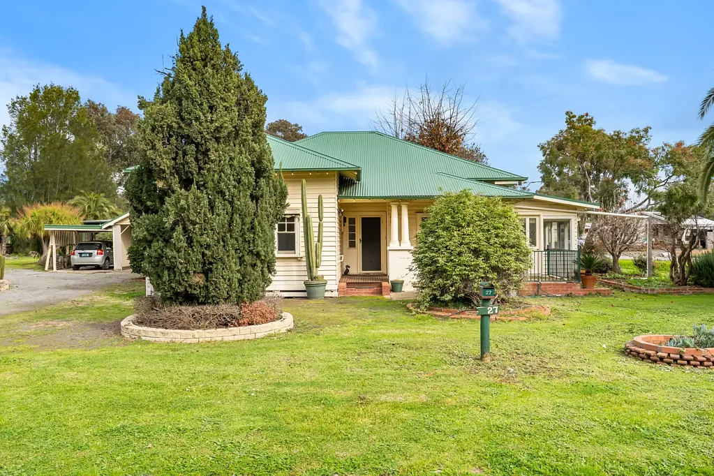 Euroa 3Zimmer OPPORTUNITY COMES ONCE IN A LIFETIME ! 2 separate titles selling as one. This one is a hamburger with the Lot.
