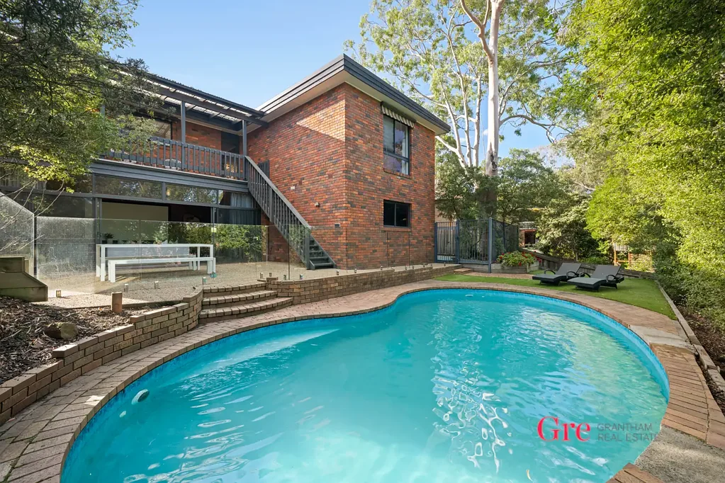Eltham 4침실 Rare Gem: Luxe 4-Bedroom with Pool & Dream Theatre