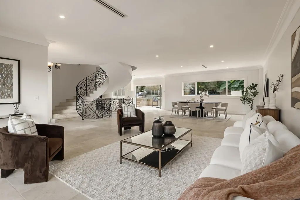 Earlwood 5chambre Luxury tri-level residence with private resort-style entertaining