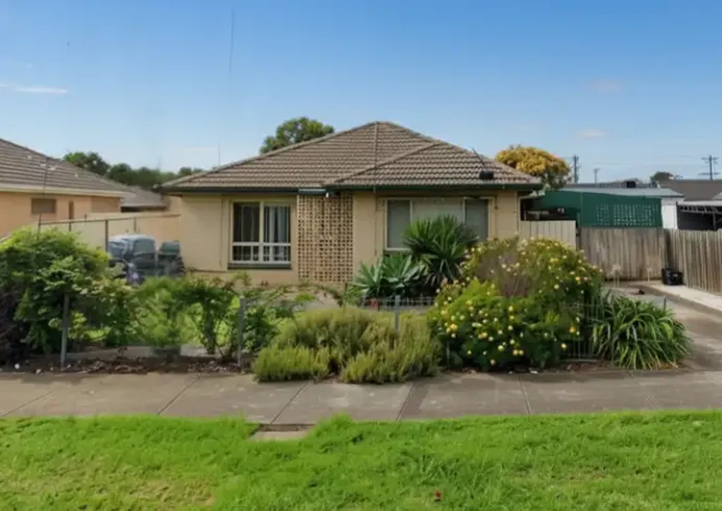 Laverton 4房 主屋加独立式祖母房 - 潜在租金收入 - $41,600 每年 Main Home Plus Self-Contained Granny Flat - Potential Rental Income - $41,600 p.a