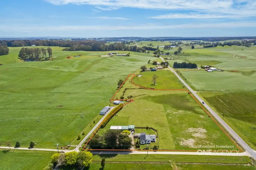 Irishtown 4બેડરૂમ Live A Self Sufficient Lifestyle On Over 8 Acres!