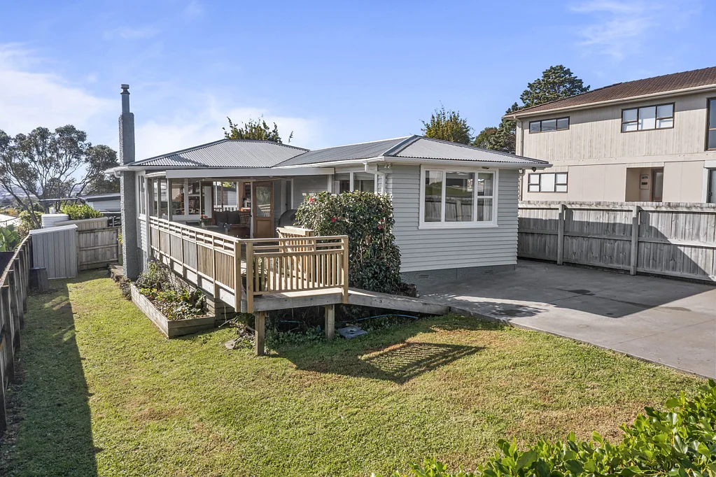 16 Pine Avenue, Henderson, Waitakere City, Auckland