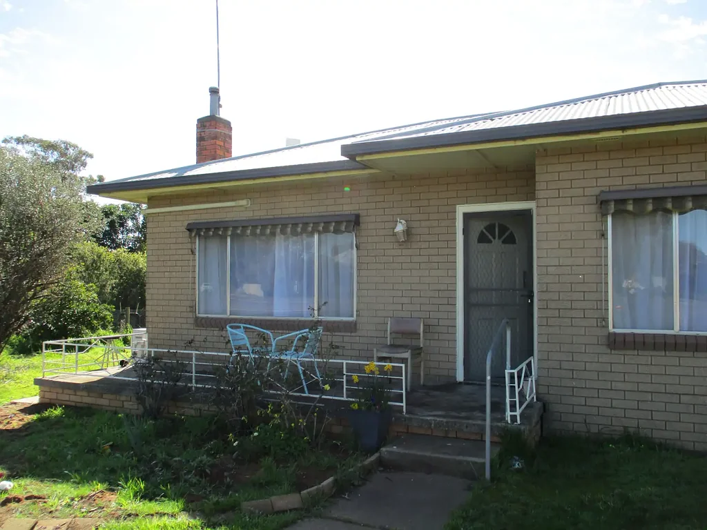 Berrigan 3 Bedroom Attractive Home in the town of Berrigan on Half Acre
