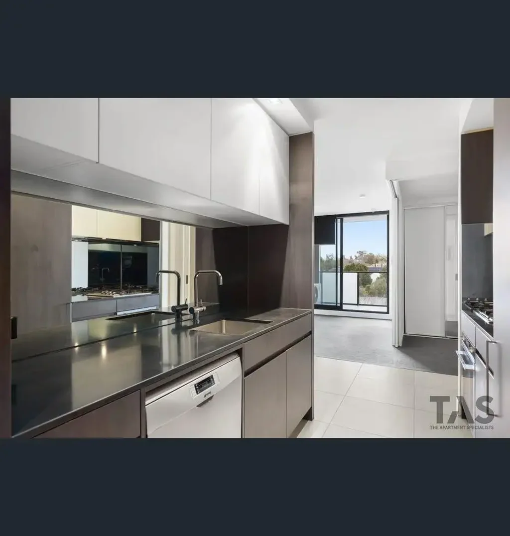 2 BED, 1 BATH, 1 CAR APARTMENT IN HAWTHORN!