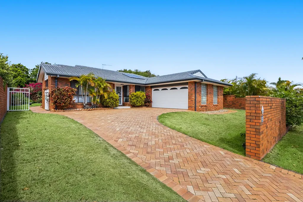 Burleigh Waters 4બેડરૂમ QUALITY FAMILY HOME IN A SOUGHT AFTER STREET
