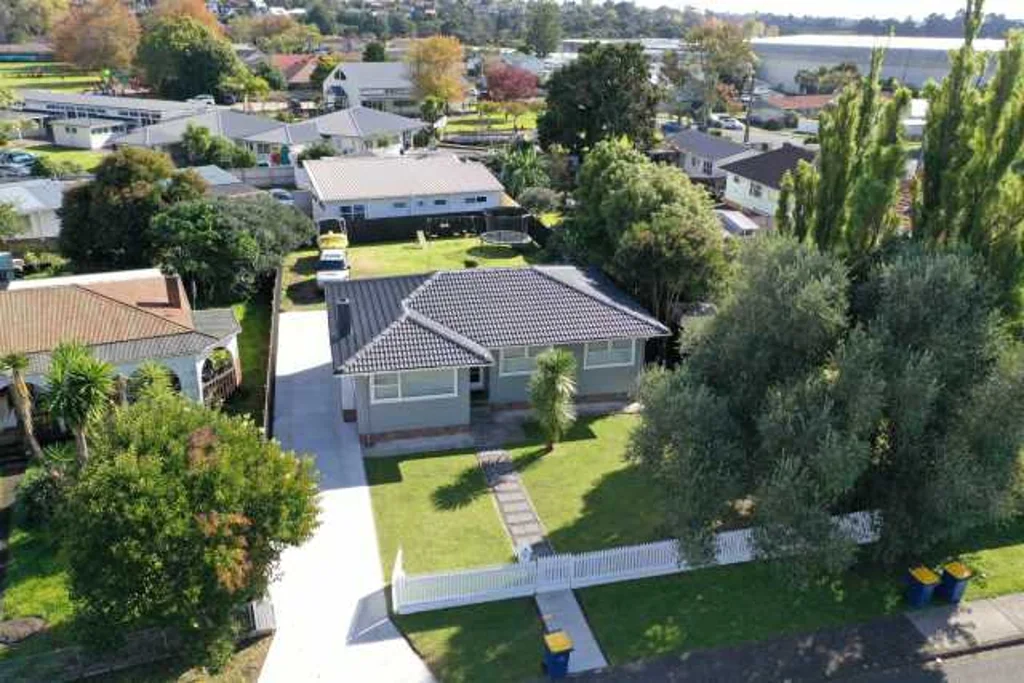 Henderson 3房  # 1 Coburg Street Renovated Kiwi Classic on 678m²