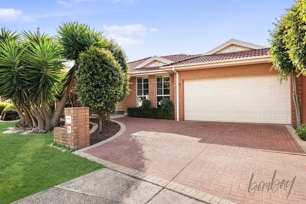 Roxburgh Park 4房 砖砌住宅坚固  四卧布局合理 主卧带独立卫浴  双车库穿行通道  步行可达学校公园  驾车便捷至商圈  Roxburgh Park热门地段 Double Frontage & Double Livings ! !