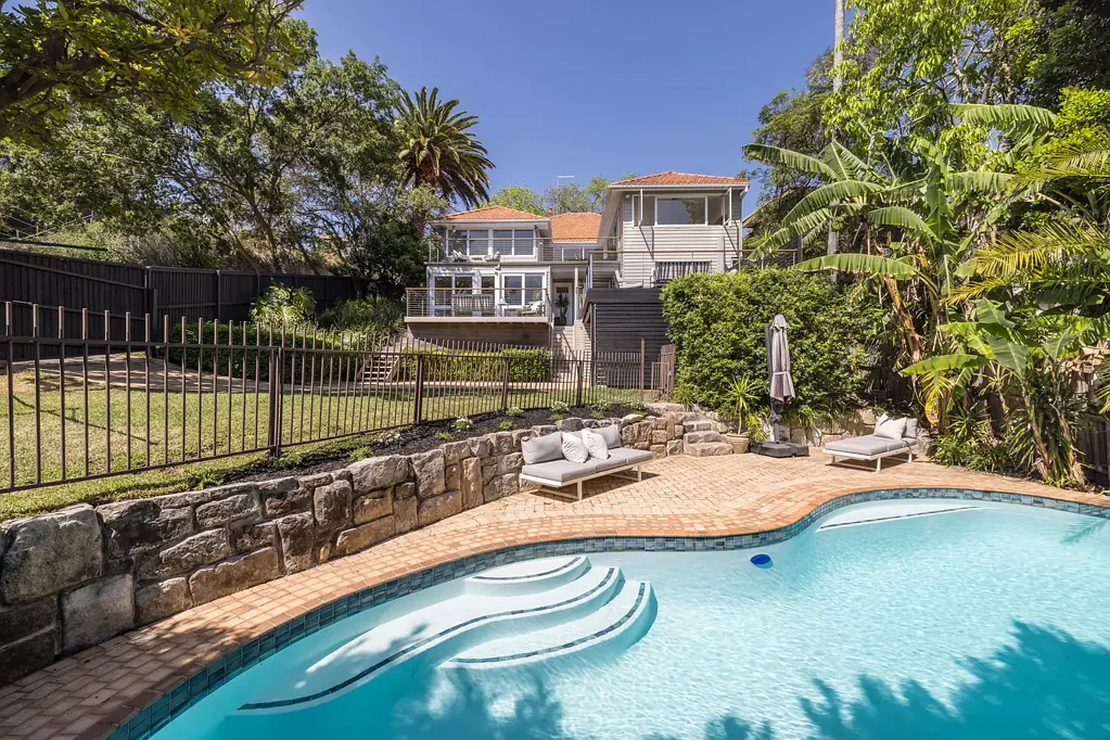 Mosman 4房 Balmoral毗邻 771㎡阔地 北向朝后 私密绿荫 Miele厨房 阳光露台 四卧双书屋 现代设计已批 North-facing family home with expansive vistas and exceptional potential in a tightly held Balmoral pocket