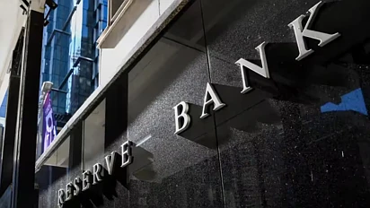 全线上调！澳洲多家银行逆势加息！净移民也再度爆表，专家警告：房市或变天……