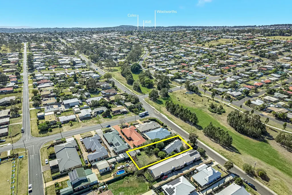 Drayton 3कमरा Look! HUGE 1103m2 Block With Rear Yard Access & Shed - Across From Park!