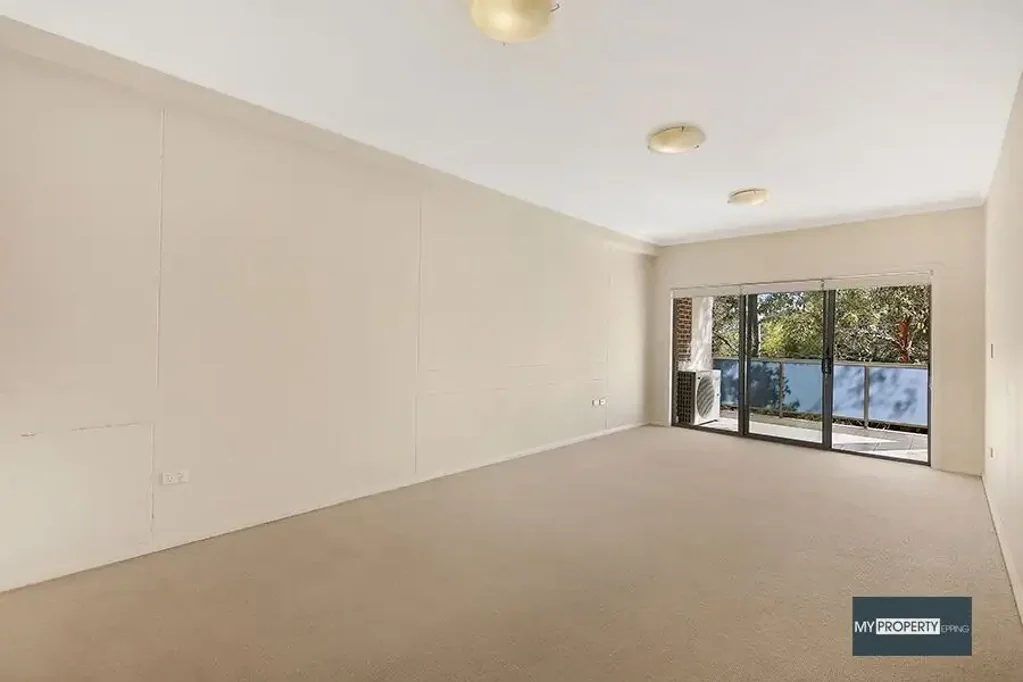 QUIETLY-POSITIONED MODERN EXECUTIVE APARTMENT