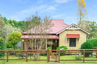 Wingello 3chambre Timeless Country Charm on approx. 1 Acre with Exceptional Versatility