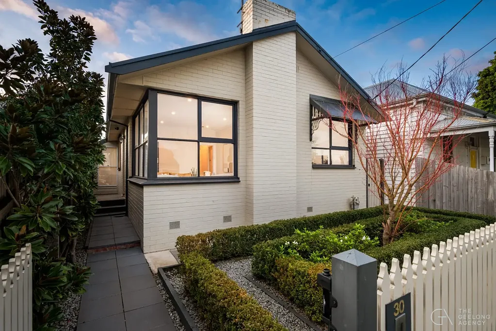 East Geelong 4ਬੈੱਡਰੂਮ Unlock a Life of Joyful Harmony in This Refined Retreat
