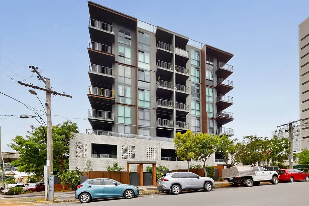 Kangaroo Point 2房 Gabba Stadium景观 2卧带独立卫浴 现代厨房石材台面 遮盖阳台城市景观 车位车库安全便捷 Prime location apartment - next to the Gabba Stadium