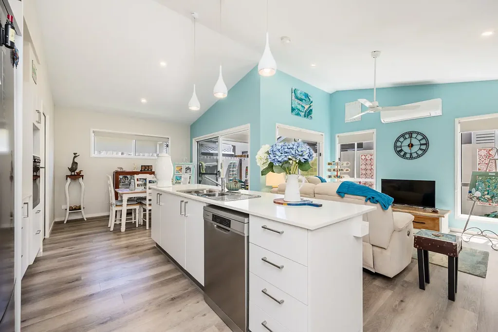 Urangan 2कमरा Stylish Corner Block with Bushland Views