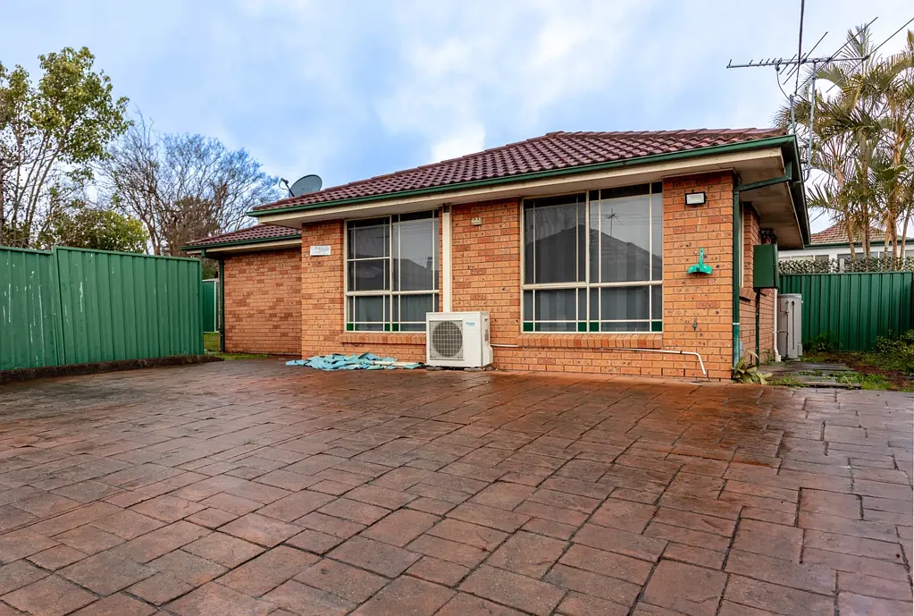 Spacious 3 Bedroom Brick Home - Half week free rent