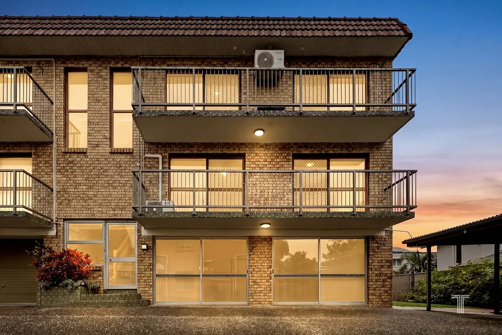 Greenslopes 5房 坚固砖砌结构 罕见独角兽布局 多代同堂灵活设计 城市景观视野 南部核心地段 便捷交通连接 Inner City 5br Home or Income Generating Asset with Huge Potential