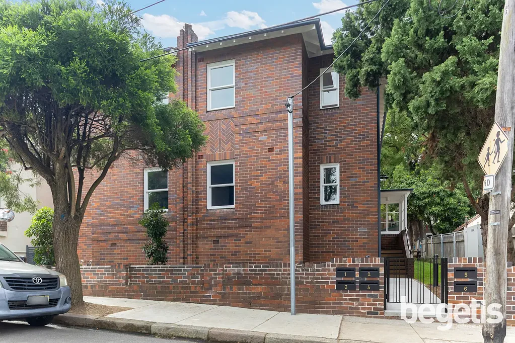 SUPERB ART DECO IN SECURE BOUTIQUE SETTING ONLY MOMENTS TO SHOPPING MALL & STATION