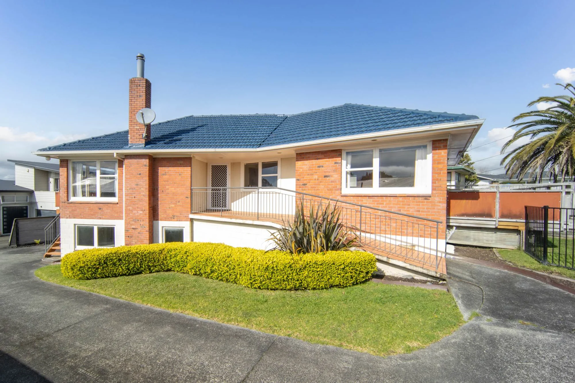Te Atatu South 3Moenga BRICK & TILE BEAUTY - IN THE BEST STREET!