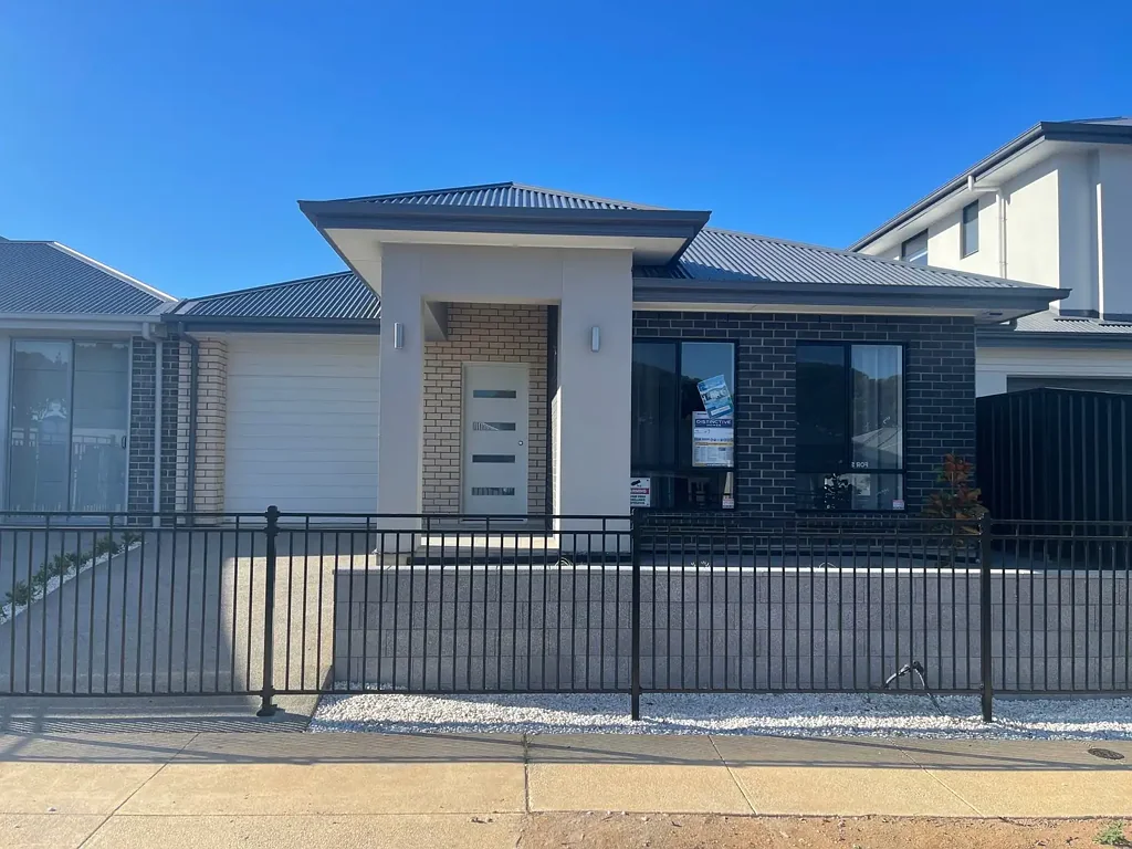 Old Reynella 3Zimmer New Display home offered with a  lease until 2027 at 5% return based on the sale price.