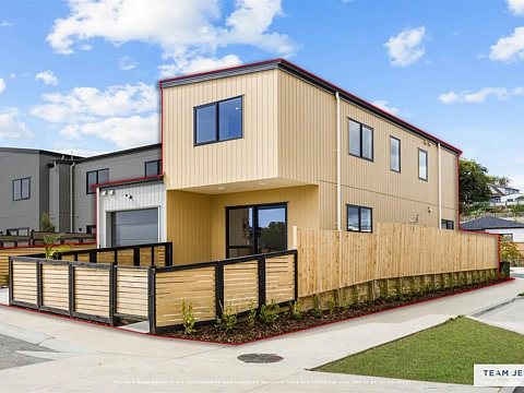 Opaheke 4房  Spacious & Light-Filled Corner Home