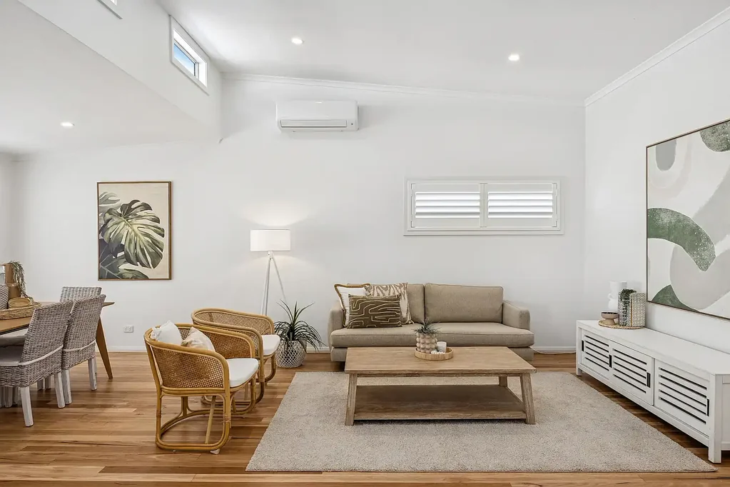 Halekulani 3房  Stylish single level home in Sunny Lake Shores