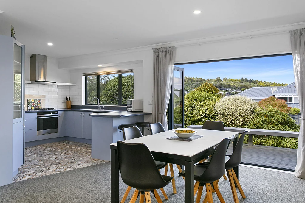 Waipahihi 3Moenga VIEWS, SUNSHINE, LOW MAINTENANCE!