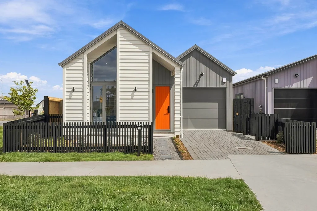 Karaka 3Kwarto Stylish Family Living in Thriving Karaka