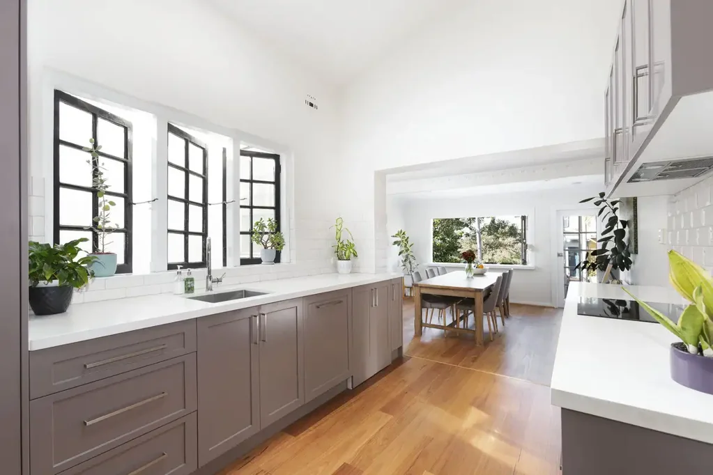 House-like apartment in a prime leafy avenue