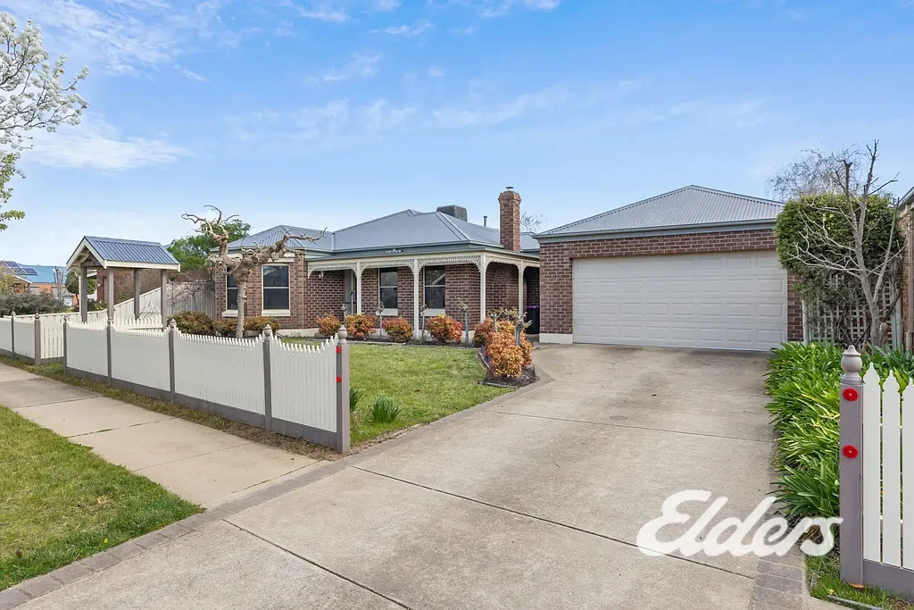 Yarrawonga 3ਬੈੱਡਰੂਮ Timeless Brick Veneer Residence on Expansive 1,103m² Allotment in Anchorage Estate.