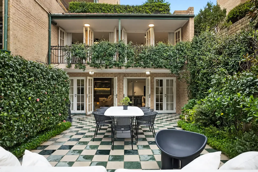 Luxe Dual Level Residence in Desired Harbour Setting