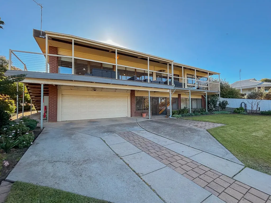 Boort 4 Bedroom Lifestyle Living at Its Best – Spacious Home with Stunning Views