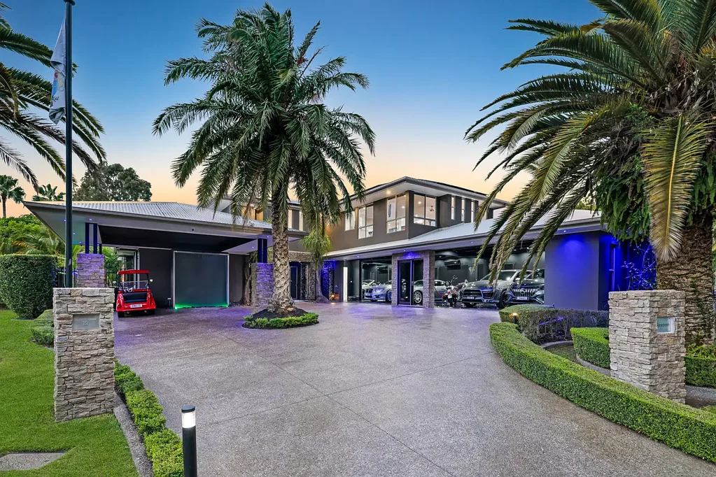 Helensvale 5房  Get away from it all & escape to your very own private, luxury resort!