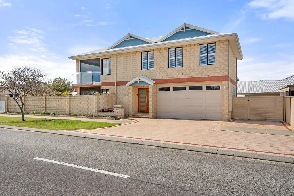 Rockingham 4 Bedroom Water Views, Space & Style in Rockingham