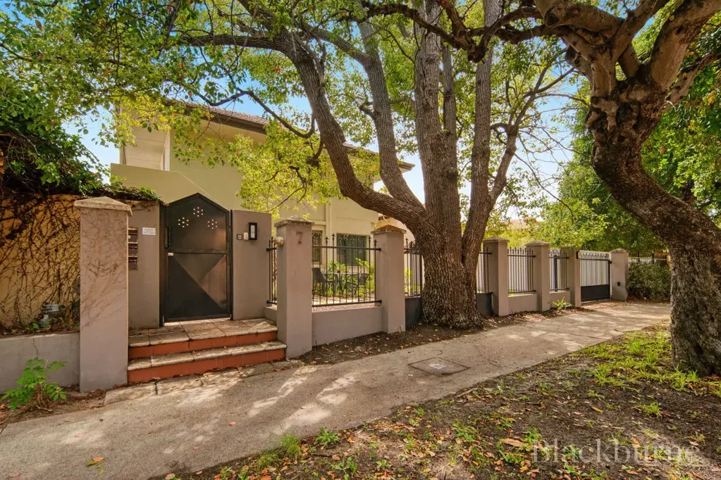 Fully furnished apartment in great location!