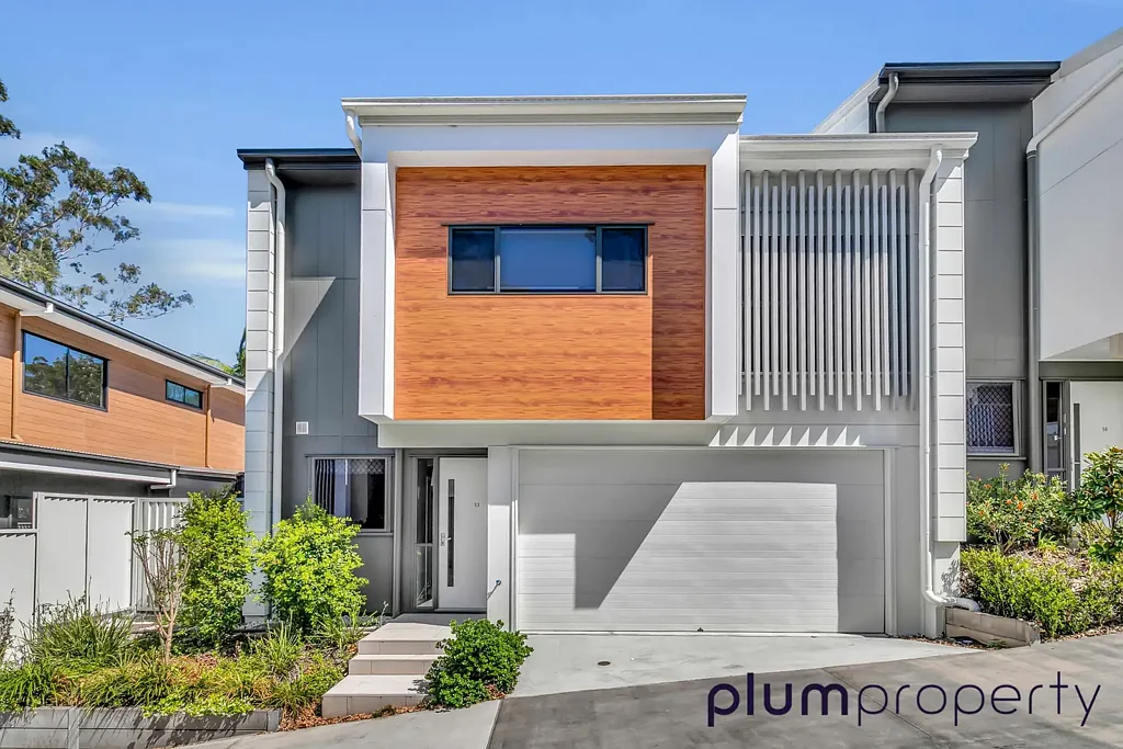 Modern Townhouse Offering Lifestyle and Convenience In Prime Location!