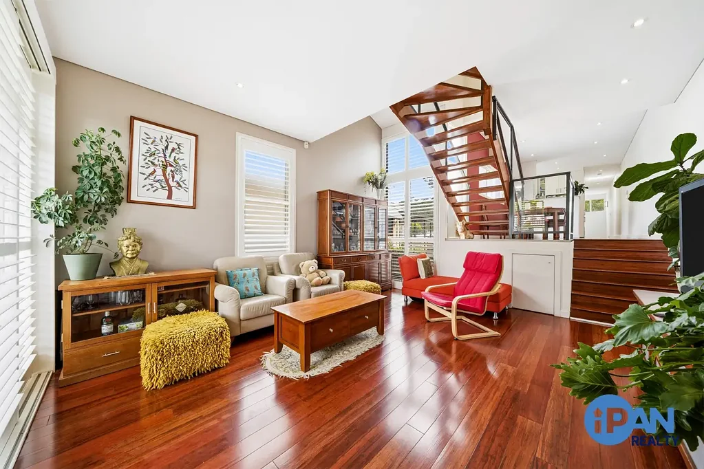 Gladesville 4房 Gladesville宁静绿树 4卧4浴全自然光 独立套间浴室 顶棚车位 娱乐平台 太阳能系统 优质地段 High-Yield Luxury Duplex in Prime Gladesville Location!