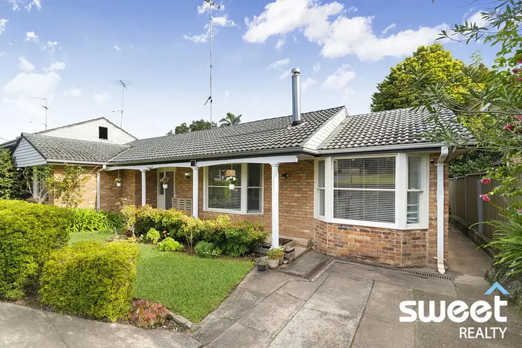 Baulkham Hills 4部屋 Spacious Family Home with Pool on 700sqm-Prime Baulkham Hills Location!