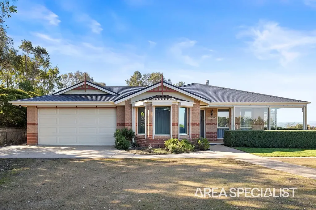 Korumburra 3房  The Brief:
‘Thisldoo’ – A Private Hilltop Sanctuary With Views Beyond Compare