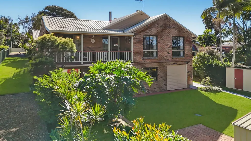 Waterford West 5 Bedroom A Grand Family Retreat with Captivating Lagoon Views!