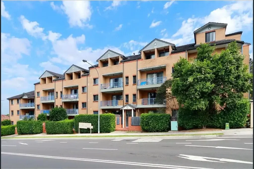 Ground Floor with courtyard - 2 Bed 1 Bath 1 Lockup Garage - Hurstville Train Station
