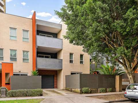 Coburg 3 Bedroom Unique Tri-Level Design in a Blue-Chip Neighbourhood